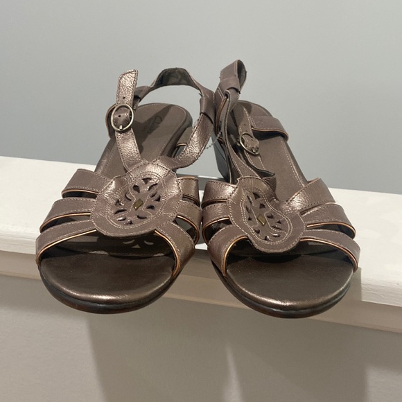 CLARKS Bendables Leather Wedge Sandals Bronze color Women's Size 11m EUC - Picture 5 of 17